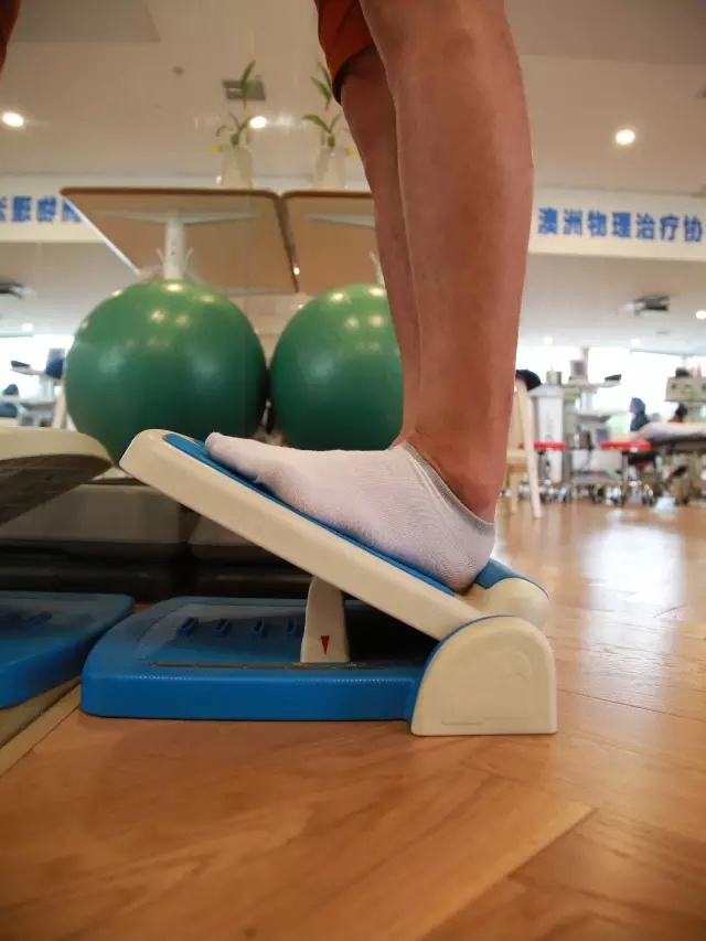 承重下的小腿三头肌拉伸练习